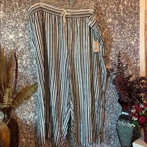 Final price drop🔻Ladies plus size black/wht pants